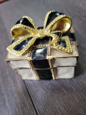 Enameled Trinket Box Figurine Gold White Black Ribbon Bow Hinged Magnetic Catch